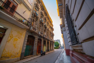 Küba Calle Cuba Caddesi 'ndeki tarihi binalar Eski Havana' daki Calle Amargura Caddesi 'nde (La Habana Vieja). Eski Havana bir Dünya Mirası Alanı. 