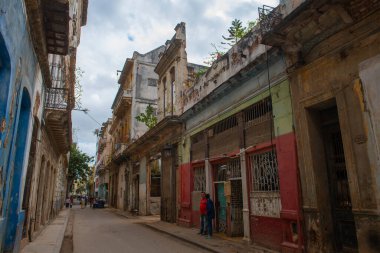 Calle Muralla Caddesi 'ndeki tarihi binalar Eski Havana' daki Calle Habana Caddesi 'nde (La Habana Vieja). Eski Havana bir Dünya Mirası Alanı. 
