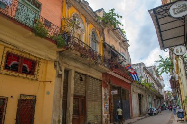 Küba 'nın başkenti Havana' da Compostela ile Havana Caddesi arasındaki Calle Muralla Caddesi 'ndeki El Cubano Restoranı. Eski Havana bir Dünya Mirası Alanı. 