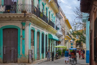 Calle Muralla Caddesi 'ndeki tarihi binalar Eski Havana' daki Calle Cuba Caddesi 'nde (La Habana Vieja). Eski Havana bir Dünya Mirası Alanı. 