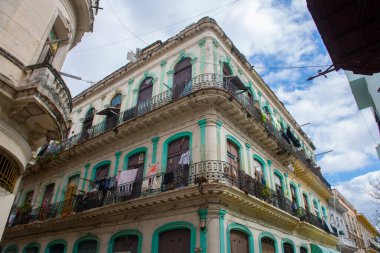 Calle Muralla Caddesi 'ndeki tarihi binalar Eski Havana' daki Calle Cuba Caddesi 'nde (La Habana Vieja). Eski Havana bir Dünya Mirası Alanı. 
