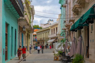 Eski Havana 'daki Calle Mercaderes Caddesi' ndeki tarihi binalar (Plaza Vieja) (La Habana Vieja), Küba. Eski Havana bir Dünya Mirası Alanı. 