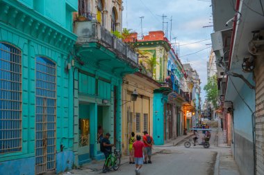 Calle Aguacate Caddesi 'ndeki tarihi binalar Eski Havana' daki Calle Obrapia Caddesi 'nde (La Habana Vieja). Eski Havana bir Dünya Mirası Alanı. 