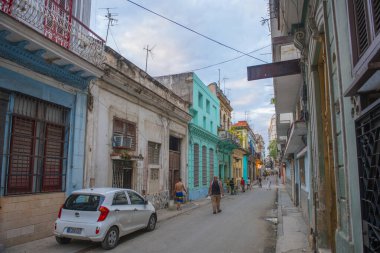 Küba 'nın başkenti Havana' daki Obrapia ile Lamparilla Caddesi arasındaki Calle Aguacate Caddesi 'ndeki tarihi binalar. Eski Havana bir Dünya Mirası Alanı. 