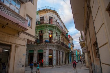 Calle Aguacate Caddesi 'ndeki tarihi binalar Eski Havana' daki Calle Lamparilla Caddesi 'nde (La Habana Vieja). Eski Havana bir Dünya Mirası Alanı. 
