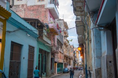 Calle Obrapia Caddesi 'ndeki tarihi binalar Eski Havana' daki Calle Aguacate Caddesi 'nde (La Habana Vieja). Eski Havana bir Dünya Mirası Alanı. 