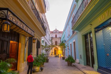 Eski Havana 'daki Mercaderes Caddesi' ndeki Calle Brasil Caddesi 'ndeki (Teniente Rey) tarihi binalar. Eski Havana bir Dünya Mirası Alanı. 