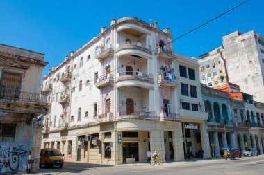 Paseo del Prado 'daki tarihi binalar Eski Havana' daki Calle Colon Caddesi 'nde (La Habana Vieja). Eski Havana bir Dünya Mirası Alanı. 