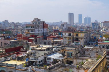 Merkez Havana (Centro Havana) arka planda Havana, Küba 'da modern gökdelenler ile modern gökdelenler. Eski Havana bir Dünya Mirası Alanı. 