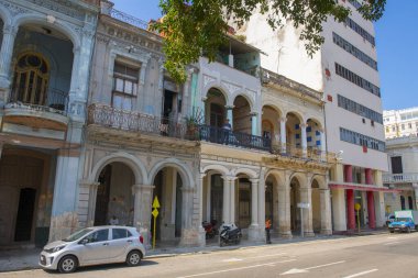Paseo del Prado 'daki tarihi binalar Küba' nın başkenti Havana 'daki Calle Colon ile Refugio Caddesi arasında. Eski Havana bir Dünya Mirası Alanı. 