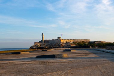 Küba 'nın başkenti Havana' da Havana Limanı 'nın ağzında bulunan Castillo de los Tres Reyes del Morro' daki deniz feneri (Faro). Eski Havana bir Dünya Mirası Alanı. 