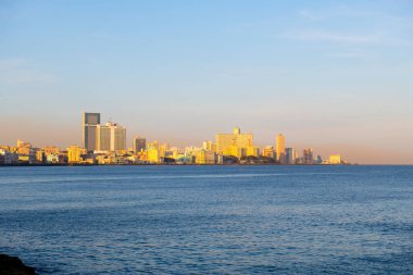 Havana, Küba 'daki Hotel Nacional de Cuba ve Malecon da dahil olmak üzere, Vedado modern şehir silüeti. Fotoğraf Havana 'da çekildi (Havana Vieja).