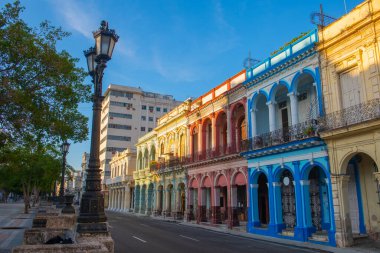 Paseo del Prado 'daki tarihi binalar Calle Genios ile Refugio Caddesi arasındaki eski Havana (La Habana Vieja), Küba. Eski Havana bir Dünya Mirası Alanı. 