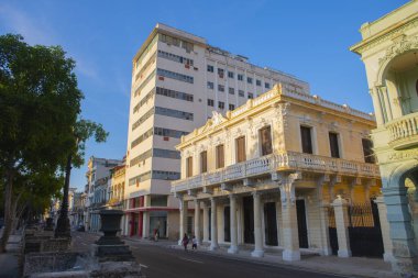Paseo del Prado 'daki tarihi binalar Calle Refugio Caddesi' nde sabah Eski Havana 'da (La Habana Vieja). Eski Havana bir Dünya Mirası Alanı. 