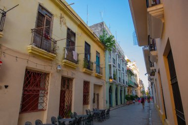 Calle San Ignacio Caddesi 'ndeki tarihi binalar Eski Havana' daki Calle Brasil (Teniente Rey) Caddesi 'nde (La Habana Vieja). Eski Havana UNESCO 'nun Dünya Mirası Bölgesi. 