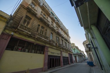 Küba 'daki Calle Cuba Caddesi' ndeki tarihi binalar Eski Havana 'daki Calle Brasil (Teniente Rey) Caddesi' nde. Eski Havana UNESCO 'nun Dünya Mirası Bölgesi. 