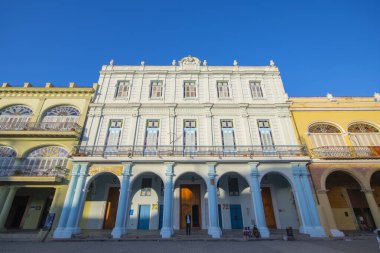 Eski Şehir Meydanı 'ndaki (Plaza Vieja) tarihi binalar sabah Eski Havana' da (La Habana Vieja). Eski Havana bir Dünya Mirası Alanı. 