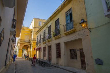 Calle San Ignacio Caddesi 'ndeki tarihi binalar Eski Havana' daki Calle Brasil (Teniente Rey) Caddesi 'nde (La Habana Vieja). Eski Havana UNESCO 'nun Dünya Mirası Bölgesi. 