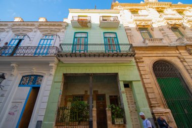 Calle San Ignacio Caddesi 'ndeki tarihi binalar Calle Brasil (Teniente Rey) ile Amargura Caddesi arasındaki Eski Havana (La Habana Vieja), Küba. Eski Havana UNESCO 'nun Dünya Mirası Bölgesi. 