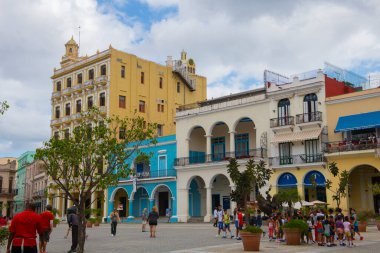 Eski Şehir Meydanı 'ndaki (Plaza Vieja) tarihi binalar sabah Eski Havana' da (La Habana Vieja). Eski Havana bir Dünya Mirası Alanı. 