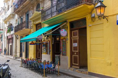 Eski Şehir Meydanı 'ndaki Calle San Ignacio Caddesi' ndeki Pizza Retro 'da (La Habana Vieja) sabah saatlerinde. Eski Havana bir Dünya Mirası Alanı. 