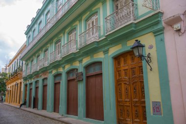 Calle Obrapia Caddesi 'ndeki Casa de Africa Eski Havana' daki Calle Mercaderes Caddesi 'nde (La Habana Vieja). Eski Havana bir Dünya Mirası Alanı. 