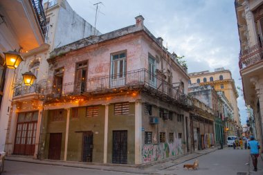Calle Obrapia Caddesi 'ndeki tarihi binalar Eski Havana' daki Calle Habana Caddesi 'nde (La Habana Vieja). Eski Havana bir Dünya Mirası Alanı. 