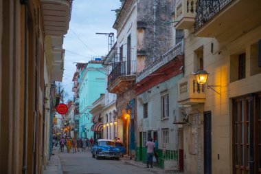 Calle Compostela Caddesi 'ndeki tarihi binalar Eski Havana' daki Calle Obrapia Caddesi 'nde (La Habana Vieja). Eski Havana bir Dünya Mirası Alanı. 