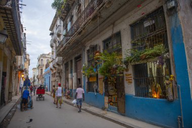 Calle Obrapia Caddesi 'ndeki tarihi binalar Calle Compostela ile Havana Caddesi arasındaki Eski Havana (La Habana Vieja). Eski Havana bir Dünya Mirası Alanı. 