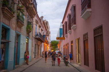 Calle San Ignacio Caddesi 'ndeki tarihi binalar Eski Havana' daki Calle Obrapia Caddesi 'nde (La Habana Vieja). Eski Havana bir Dünya Mirası Alanı. 