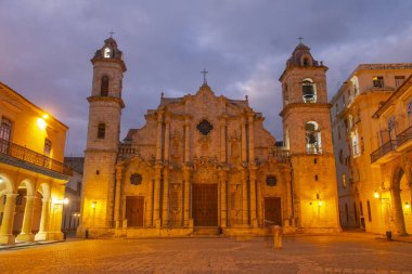 Geceleri Havana Katedrali (Katedral de San Cristobal). Kilise, Küba 'nın başkenti Havana' daki Calle Empedrado 'da bulunan Plaza de la Katedral' de yer almaktadır. Eski Havana bir Dünya Mirası Alanı. 