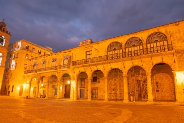 Gece Palacio del Marques de Lombillo 'da. Bu malikane, Küba 'nın Eski Havana (La Habana Vieja) şehrindeki Plaza de la Katedral' de yer almaktadır. Eski Havana bir Dünya Mirası Alanı. 