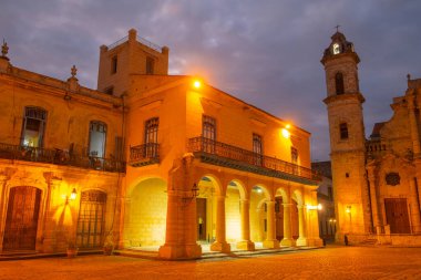 Palacio de los Marqueses de Aguas Claras geceleri. Bu malikane, Küba 'nın Eski Havana (La Habana Vieja) şehrindeki Plaza de la Katedral' de yer almaktadır. Eski Havana bir Dünya Mirası Alanı. 