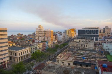 Paseo del Prado modern gökdelenler ile Havana, Küba 'da sabah ışığı ile Vedado hava manzarası. Eski Havana bir Dünya Mirası Alanı. 