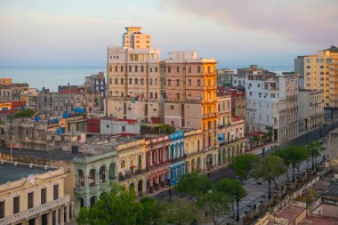 Paseo del Prado modern gökdelenler ile Havana, Küba 'da sabah ışığı ile Vedado hava manzarası. Eski Havana bir Dünya Mirası Alanı. 
