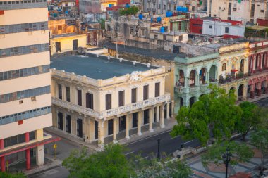 Paseo del Prado modern gökdelenler ile Havana, Küba 'da sabah ışığı ile Vedado hava manzarası. Eski Havana bir Dünya Mirası Alanı. 