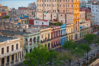 Paseo del Prado modern gökdelenler ile Havana, Küba 'da sabah ışığı ile Vedado hava manzarası. Eski Havana bir Dünya Mirası Alanı. 