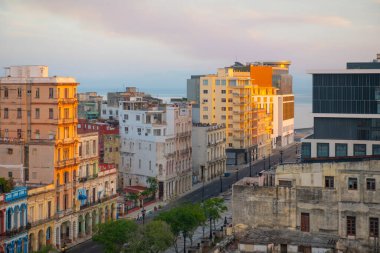 Paseo del Prado modern gökdelenler ile Havana, Küba 'da sabah ışığı ile Vedado hava manzarası. Eski Havana bir Dünya Mirası Alanı. 