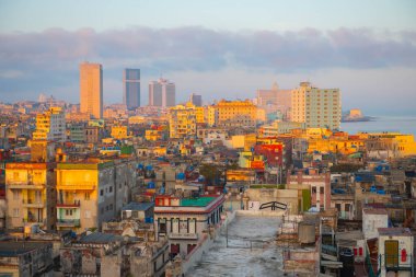 Merkezi Havana (Centro Havana), Küba 'nın Havana kentinde sabah güneşiyle birlikte Vedado' da modern gökdelenler ile birlikte havadan görülmektedir. Eski Havana bir Dünya Mirası Alanı. 