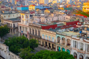 Paseo del Prado modern gökdelenler ile Havana, Küba 'da sabah ışığı ile Vedado hava manzarası. Eski Havana bir Dünya Mirası Alanı. 