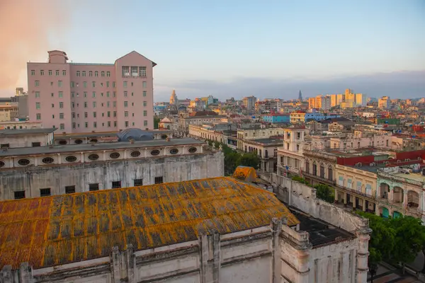 Paseo del Prado modern gökdelenler ile Havana, Küba 'da sabah ışığı ile Vedado hava manzarası. Eski Havana bir Dünya Mirası Alanı. 