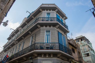 Calle Cuarteles Caddesi 'ndeki tarihi binalar Eski Havana' daki Calle Aguiar Caddesi 'nde (La Habana Vieja). Eski Havana bir Dünya Mirası Alanı. 