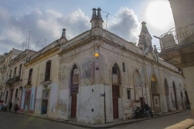 Küba 'nın başkenti Havana' daki Calle Cuarteles Caddesi 'ndeki tarihi binalar. Eski Havana bir Dünya Mirası Alanı. 