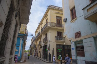 Küba Calle Cuba Caddesi 'ndeki tarihi binalar Eski Havana' daki Calle Tejadillo Caddesi 'nde (La Habana Vieja). Eski Havana bir Dünya Mirası Alanı. 