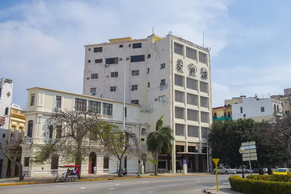在古巴哈瓦那旧城 Habana Vieja Marzo广场13号的墙上有切 格瓦拉和菲德尔 卡斯特罗的历史性建筑 哈瓦那旧城是世界文化遗产 — 图库照片