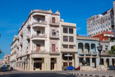 Paseo del Prado 'daki tarihi binalar Eski Havana' daki Calle Colon Caddesi 'nde (La Habana Vieja). Eski Havana bir Dünya Mirası Alanı. 