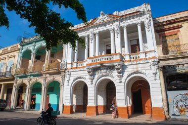 Paseo del Prado 'daki tarihi binalar Küba' nın başkenti Havana 'da Calle Colon ile Trocadero Caddesi arasında. Eski Havana bir Dünya Mirası Alanı. 