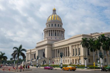 Küba 'nın başkenti Havana' daki Paseo del Prado 'nun sonunda (La Habana Vieja) Küba Capitol binası (Capitolio). Eski Havana bir Dünya Mirası Alanı. 