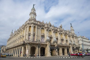 Havana Büyük Tiyatrosu (Gran Teatro de la Habana) Paseo del Prado 'daki Central Park' ta (Parque Central) (La Habana Vieja). Eski Havana bir Dünya Mirası Alanı. 