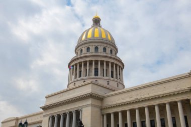 Küba 'nın başkenti Havana' daki Paseo del Prado 'nun sonunda (La Habana Vieja) Küba Capitol binası (Capitolio). Eski Havana bir Dünya Mirası Alanı. 